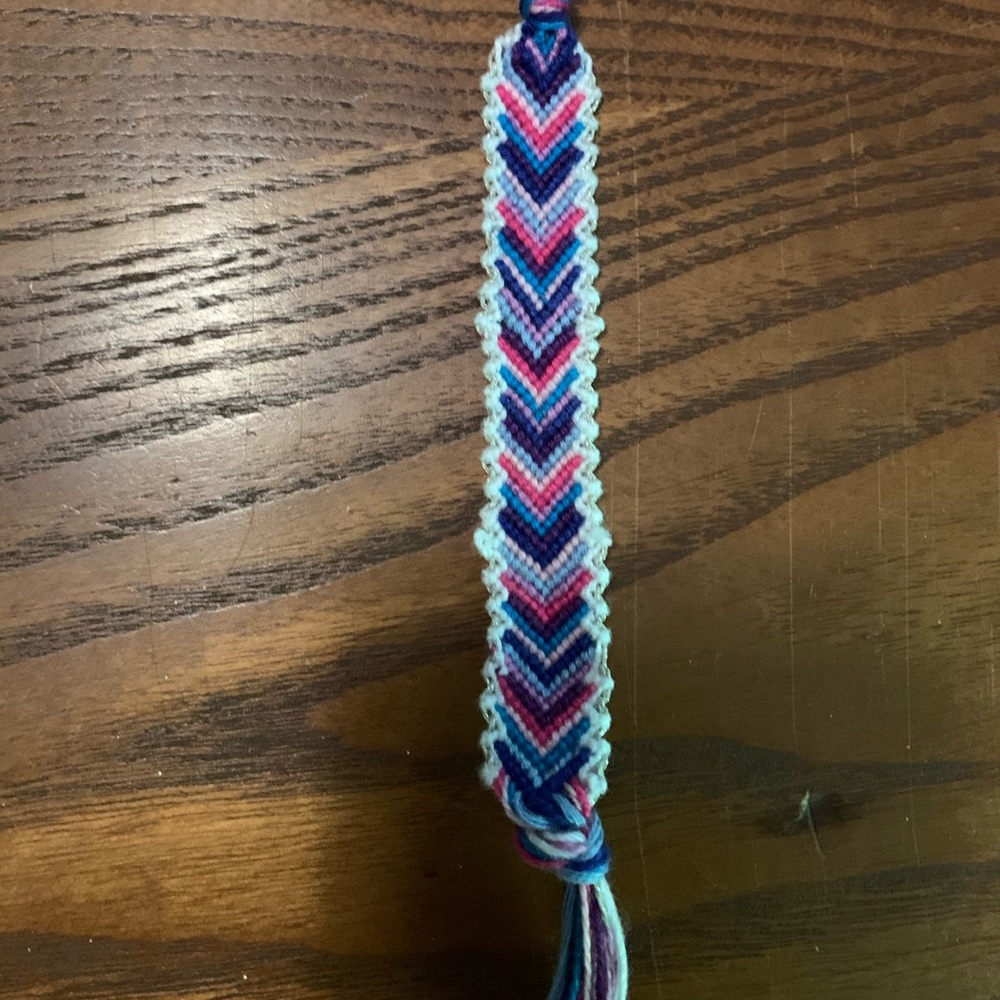 This is a really pretty chevron bracelet:)